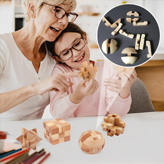 mere-et-fille-jouent-au-casse-tete-en-bois