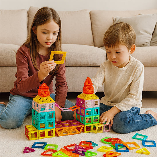 deux-filles-jouent-ensemble-jeu-construction-magnetique-educatif