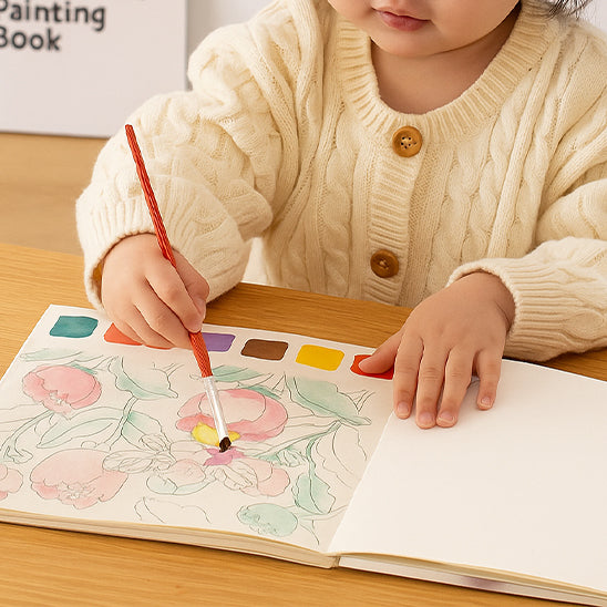 enfant-dessine-sur-cahier