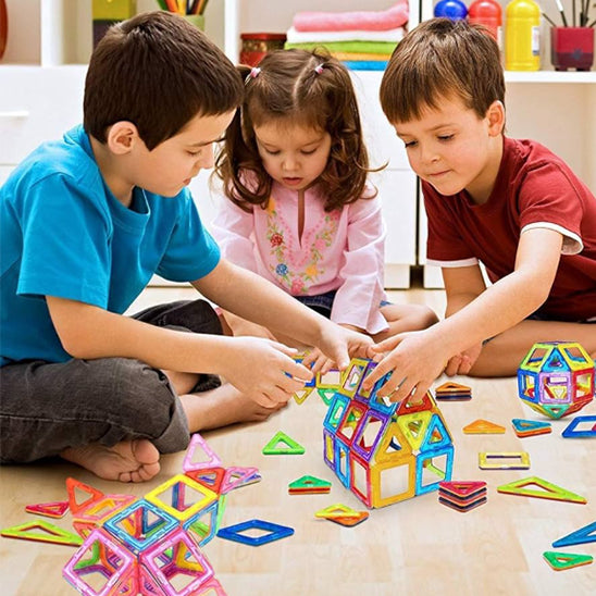 enfants-travaillent-en-equipe-jeu-construction-magnetique