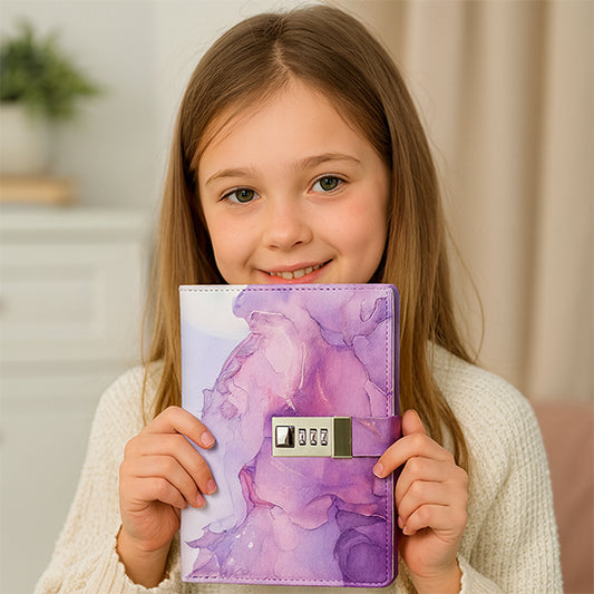 fille-montre-journal-intime-heureuse