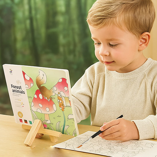 garcon-regarde-son-dessin-fiere