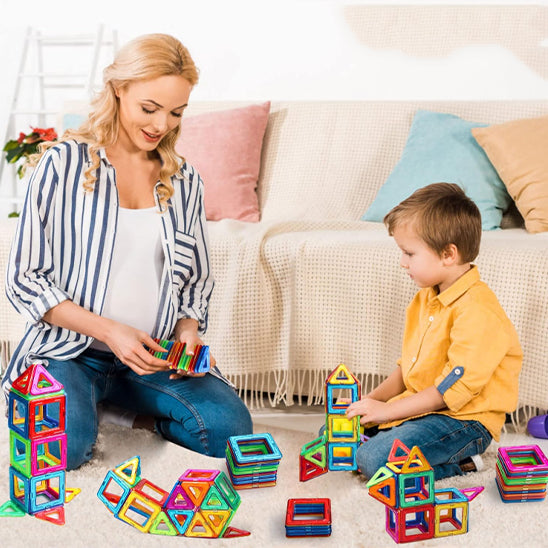maman-et-fils-jouent-jeu-construction-magnetique